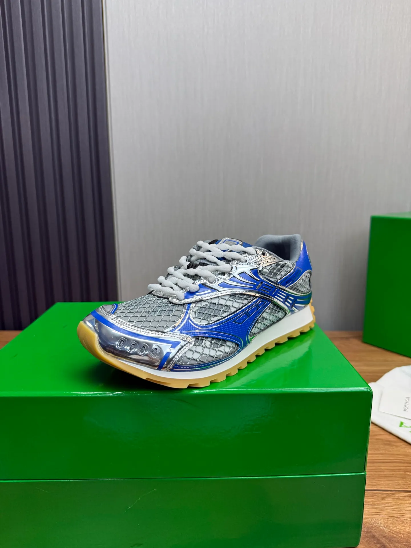 Men's men's shoes 💰620💰 BV top version 𝘽𝙊𝙏𝙏𝙀𝙂𝘼 𝙑𝙀𝙉𝙀𝙏𝘼 Orbit sneakers Wang Yibo same style couple style dad shoes 🩷💚 Runner sneakers, made of lightweight technical mesh fabric. Features a geometric patterned rubber outsole. Pay attention to the package craftsmanship ❕ High version shipping ❗️ Very nice, durable to play with and durable to make ✔️ Standard version 💯💯 The outsole is made of color-blocked TPU outsole. Women’s model 35-41 (40 41 customized) Men’s model 39-46 (45.46 customized) Equipped with original packaging